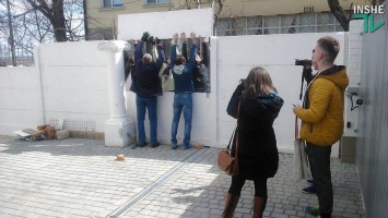 Николаевцы демонтируют забор, который возвел депутат горсовета Апанасенко