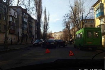 ДТП на "Намыве" в Николаеве: "Mitsubishi" на повороте не пропустил "Mercedes"
