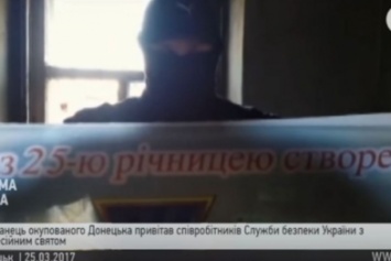 Житель Донецка поздравил СБУ с юбилеем, провезя по городу флаг Украины (ВИДЕО)