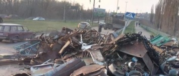 Прицеп металлолома рассыпался на проезжей части в Первомайске