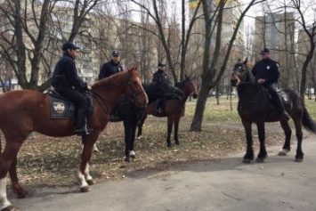 На Русановке появилась конная полиция (ФОТОФАКТ)