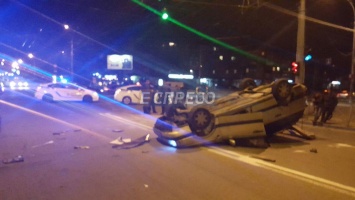 В Киеве от бокового удара такси с пассажирами перевернулось на крышу