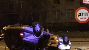 В Киеве "скорая" перевернула автомобиль и уехала (фото)