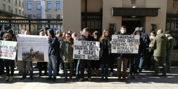 В Москве проходит пикет против осквернения памятника "Родина-мать"