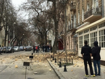 В центре Одессы обвалился фасад жилого дома