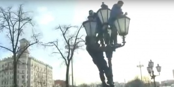 В Москве сторонники Навального полезли на фонари