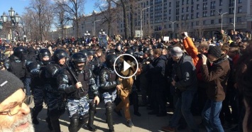 Число задержанных на митинге в Москве растет, ОМОН пустил в ход дубинки и газ: появились фото и видео