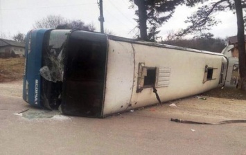 В Ивано-Франковской области перевернулся автобус с паломниками, 10 травмированных
