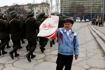В Запорожье к марширующим Нацгвардцейцам выбежал мужчина с коммунистической символикой (ФОТО, ВИДЕО)
