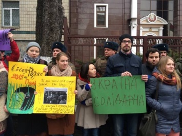 "Лукашенко выходи!": Под посольством Белоруссии собралась акция в поддержку задержанных в Минске