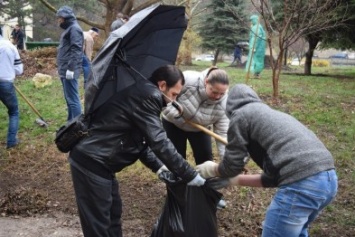 В Симферополе чиновники вышли на субботник под дождем (ФОТО)