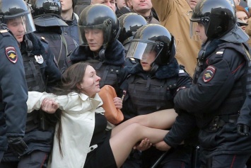 Протесты в России: девушку задерживают сразу четверо полицейских