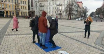 Неизвестные в центре Киева растоптали флаг Евросоюза
