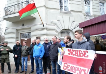 Одесситы вышли под генконсульство Беларуси, чтобы подержать арестованных участников "Марша Воли"