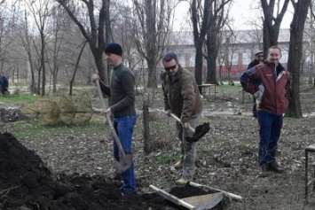 Северодонецкие чиновники откровенно веселилась во время минуты молчания - общественница