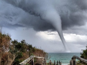 В Австралии эвакуировали тысячи людей в связи с приближением мощного циклона "Дебби"