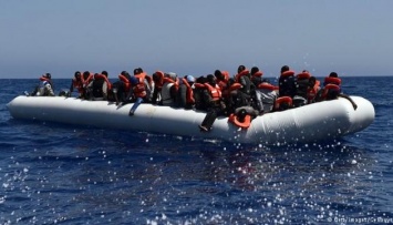 У берегов Ливии спасли около тысячи мигрантов
