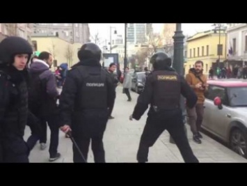 СМИ: В Москве демонстрант убил полицейского (видео)