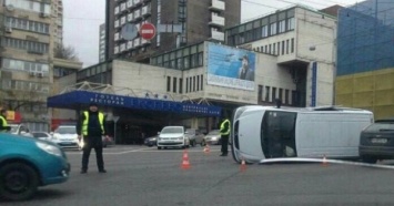 На бульваре Шевченко в Киеве перевернулся микроавтобус Mercedes