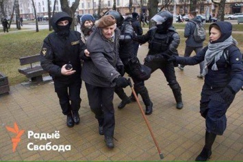 ОМОН показательно жестоко зачистил улицы Минска