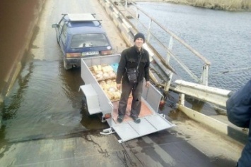 На Николаевщине рухнул мост - жители могут остаться без продуктов (ФОТО)