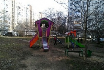 Подрядчика, установившего во дворах Симферополя опасные детские площадки, заставят устранить нарушения (ФОТО)