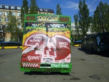 Фотофакт: в общественном транспорте Киева процветает вандализм