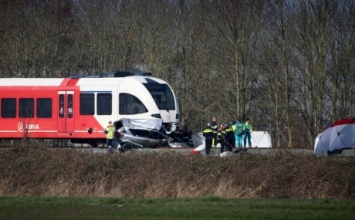 В Нидерландах поезд врезался в автомобиль на переезде, двое погибших