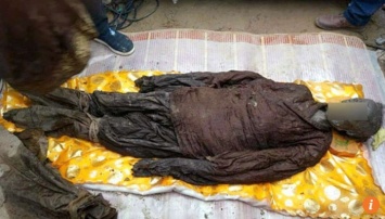 В Китае строители во время прокладки труб откопали хрустальные гробы с мумиями
