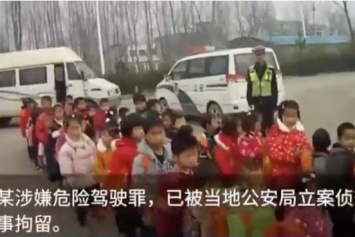 Китаец уместил в 19-местный микроавтобус 70 детей и воспитательницу (видео)