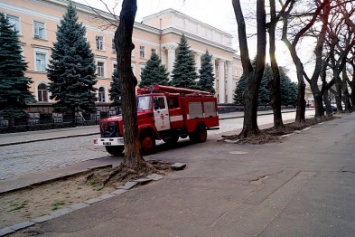 Возле одесского СБУ появились красные автомобили спасателей (ФОТО)