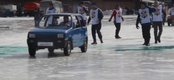 Суровые сибирские мужики устроили керлинг автомобилями