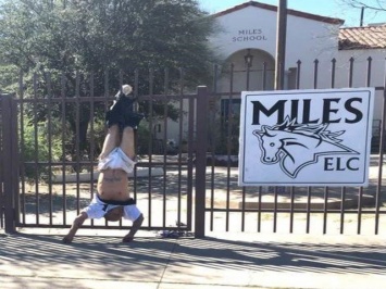 В США грабитель, пытаясь убежать, повис вниз головой на заборе школы