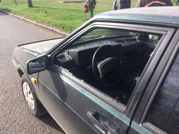В Николаеве на дороге водителю разбили стекло и ранили лицо сколками