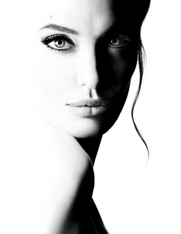 Анджелина Джоли рассказала о своей маме: "Она была далеко не роскошной женщиной, но всегда умела подать себя"