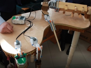 Школьники Якутска изобрели робот-оркестр, издающий звуки национальных инструментов