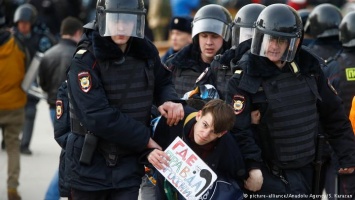 Amnesty International требует освободить задержанных участников митингов в РФ