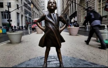 Туристы не дали убрать с Уолл-стрит памятник бесстрашной девочке