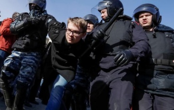 К задержанным на акции протеста в Москве применяют пытки, - правозащитники