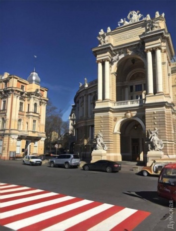 В центре Одессы обновляют дорожную разметку: она прослужит два-три года
