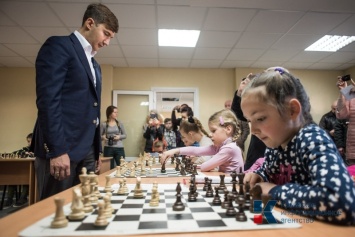Гроссмейстер Карякин открыл новую шахматно-шашечную школу в Симферополе
