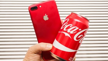 Блогер поменял лицевую панель красного iPhone 7 с белой на черную