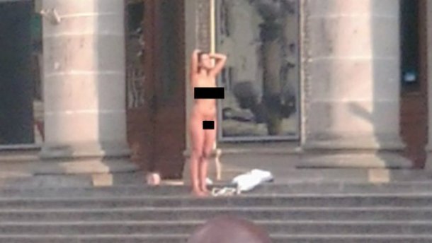 Абсолютно голая женщина загорала в центре Тернополя