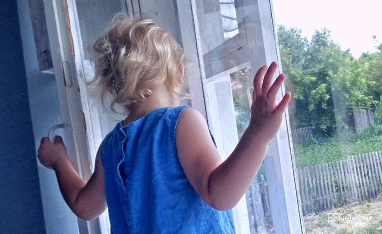 В Новосибирске из окна многоэтажки выпала 6-летняя девочка
