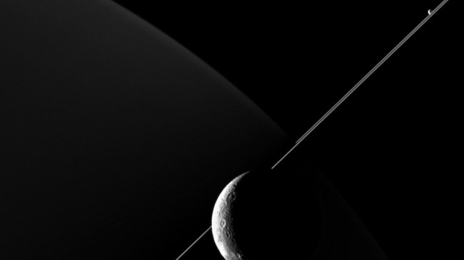 Опубликована новая фотография спутника Сатурна Дионы