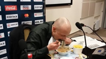 В Беларуси журналист съел свою газету (видео)