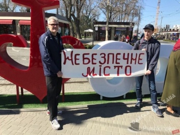 Одесские инвалиды недовольны безопасностью Старосенной площади (фото)