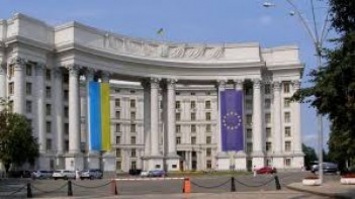 МИД Украины назвал заочный арест Яценюка российским судом "элементом гибридной войны" и призвал усилить санкции против Москвы