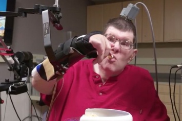 В США парализованный мужчина двигает конечностями с помощью силы мысли