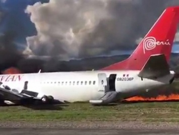 В Перу самолет со 128 пассажирами загорелся при посадке (видео)